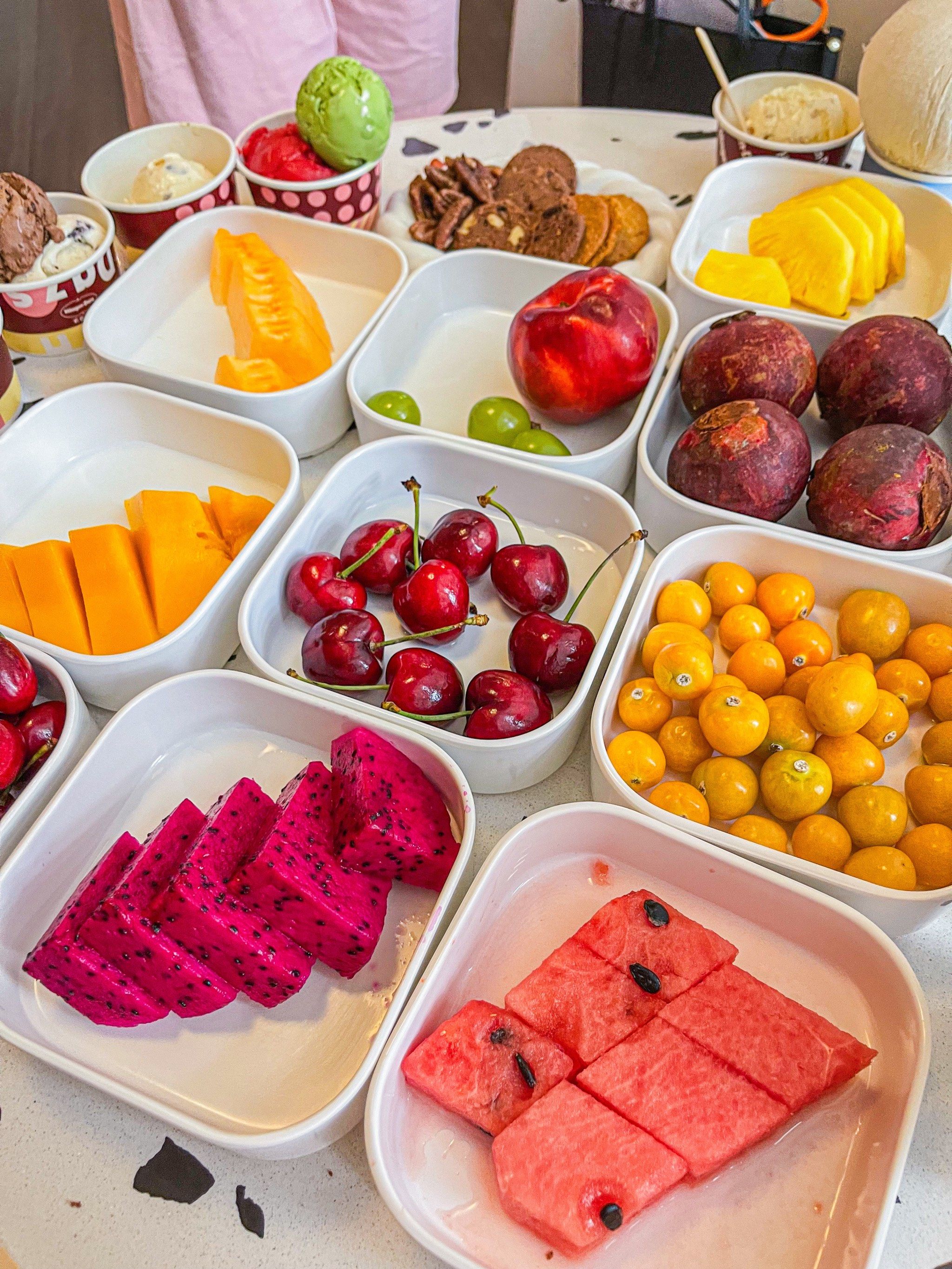 这里的水果自助简直赞翻天,新鲜又多样,随你吃到爽!