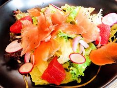 三文鱼色拉-YUE·6·西式融合餐厅(外滩六号店)