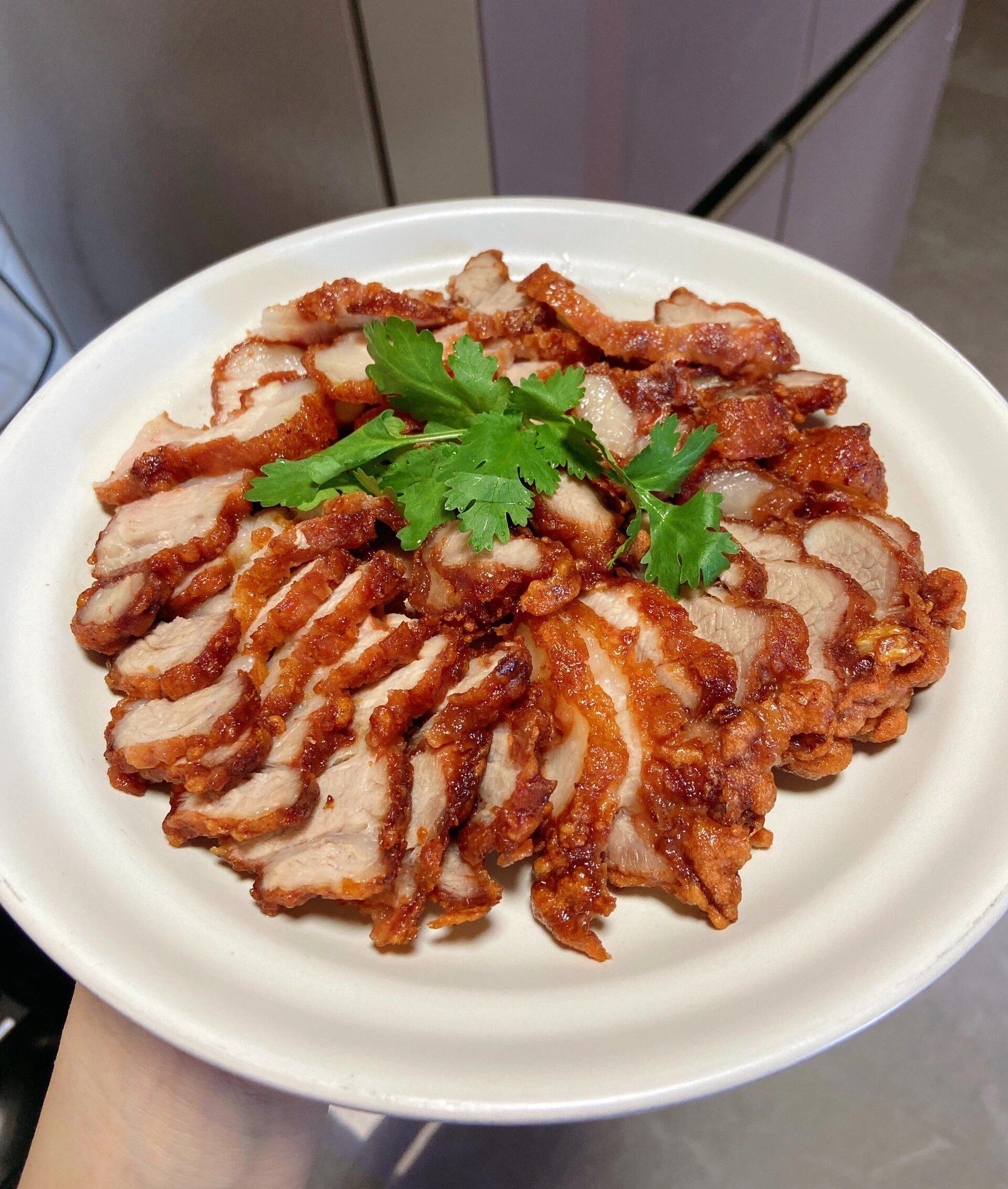 n好久没吃的南乳烧肉,做法非常简单,
咸香酥脆入味,越嚼越香,急直