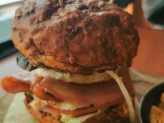 双蛋指椒牛肉汉堡-魏斯理汉堡(西安沣东吾悦店)