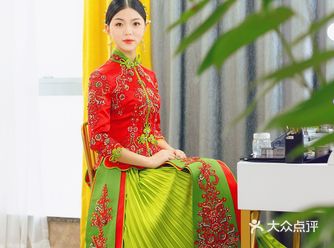 这款秀禾设计不管是在颜色上还是款式搭配上都不同于其他