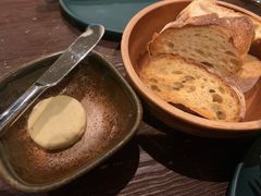 餐前面包配黄油-Laures·月桂西班牙碳烤餐厅(十尚坊店)