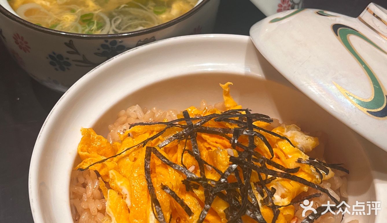 一个人边吃日料边看蜡笔小新是种什么体验？