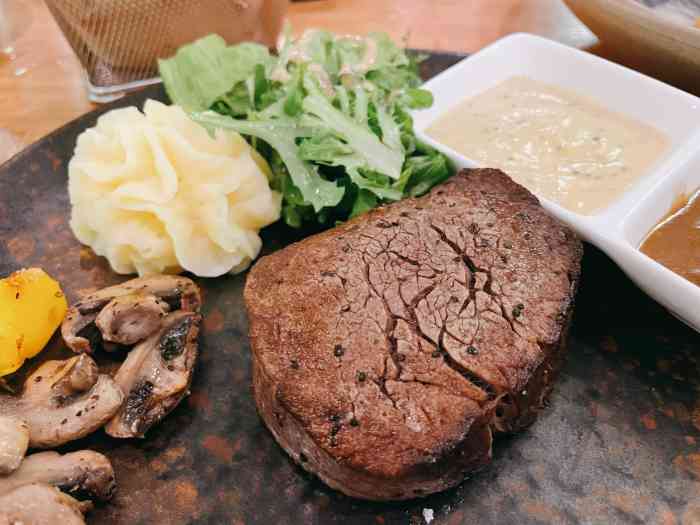 第一次来拔草 除了好吃的牛排 oyster也是非常鲜美 beef tartare 比较