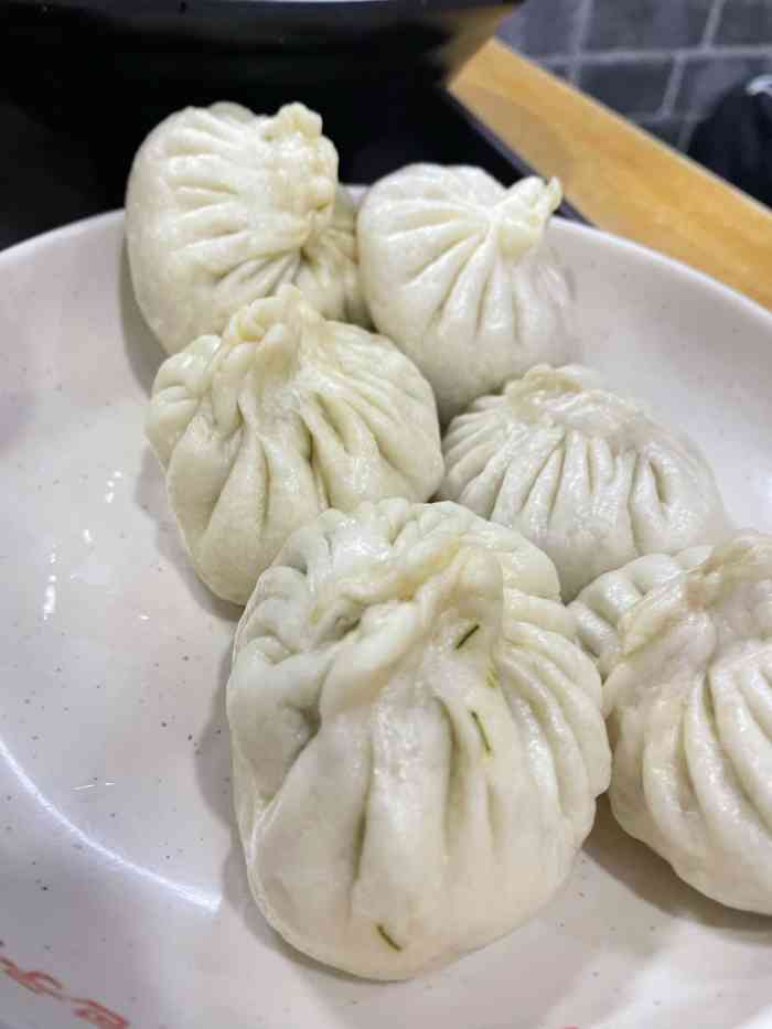 早就对张记包子很好奇,昨天路过的时候和同学去的,生意好好好多人在等