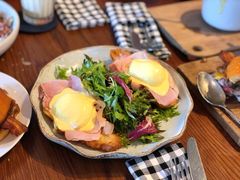 班尼迪蛋可颂配烟熏三文鱼-ROAST