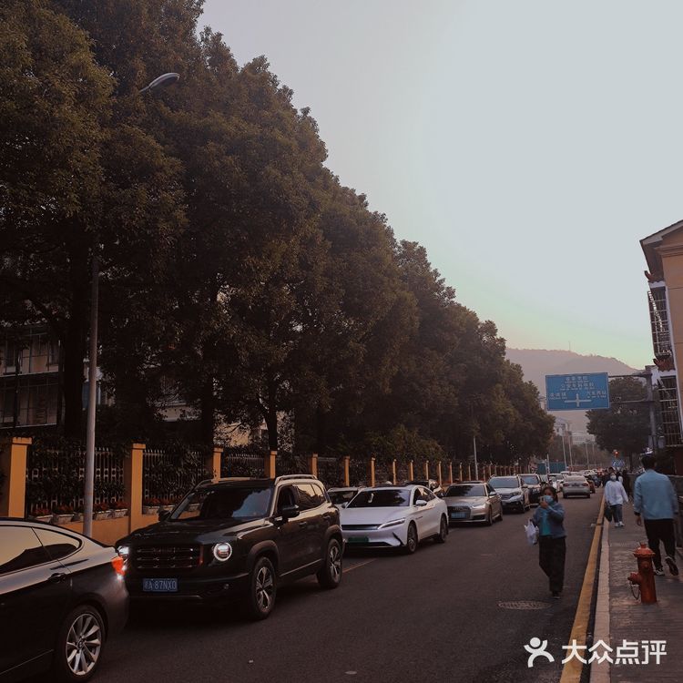 前一秒还在散步消食😓后一秒炫上了真牛排