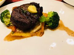 碳烤菲力牛排配土豆泥及红酒汁-WOLFGANG PUCK KITCHEN & BAR(迪士尼小镇店)