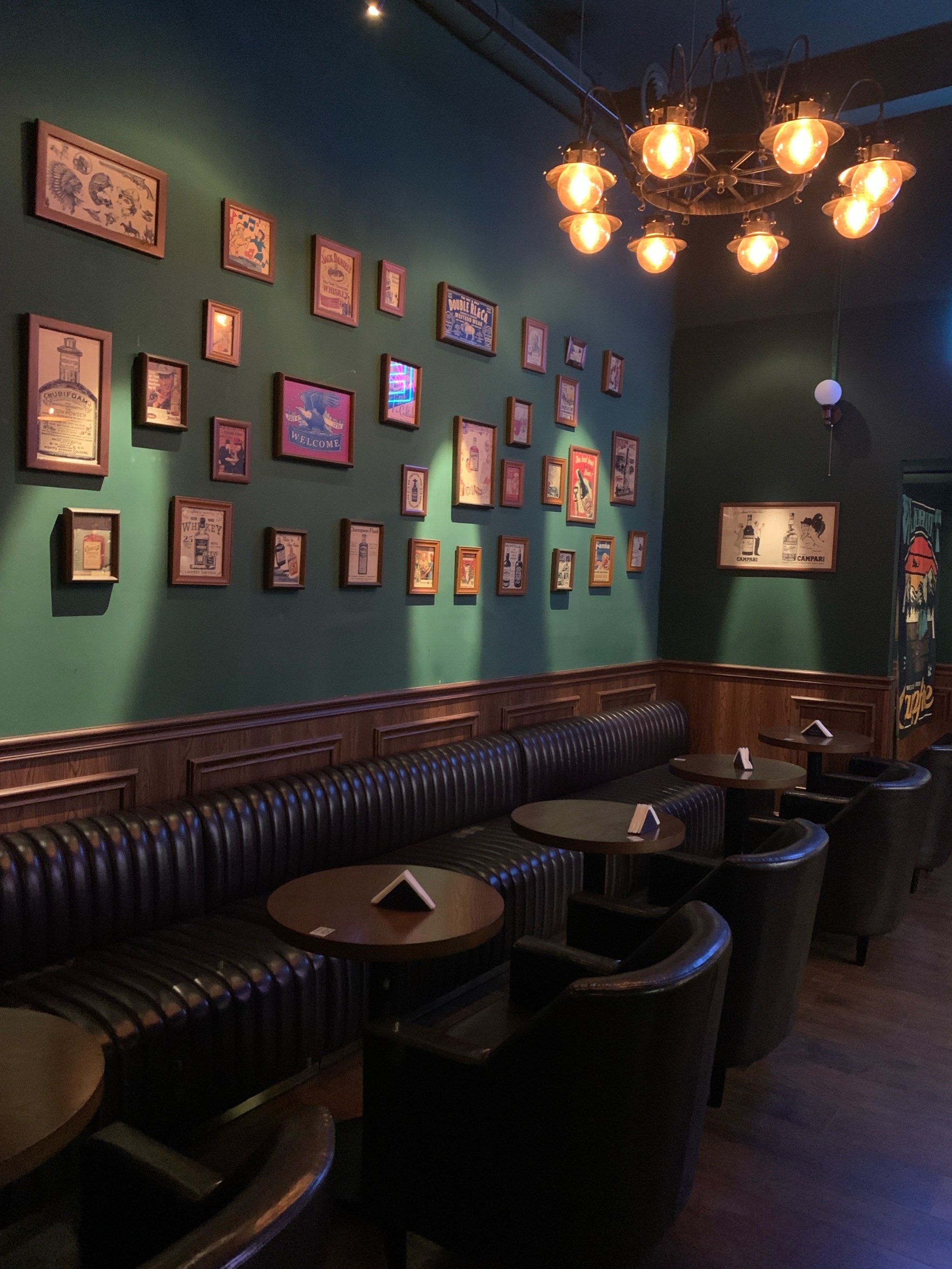 来北京路步行街顺路看到这家复古小酒馆🍸

环境有卡座沙发,听