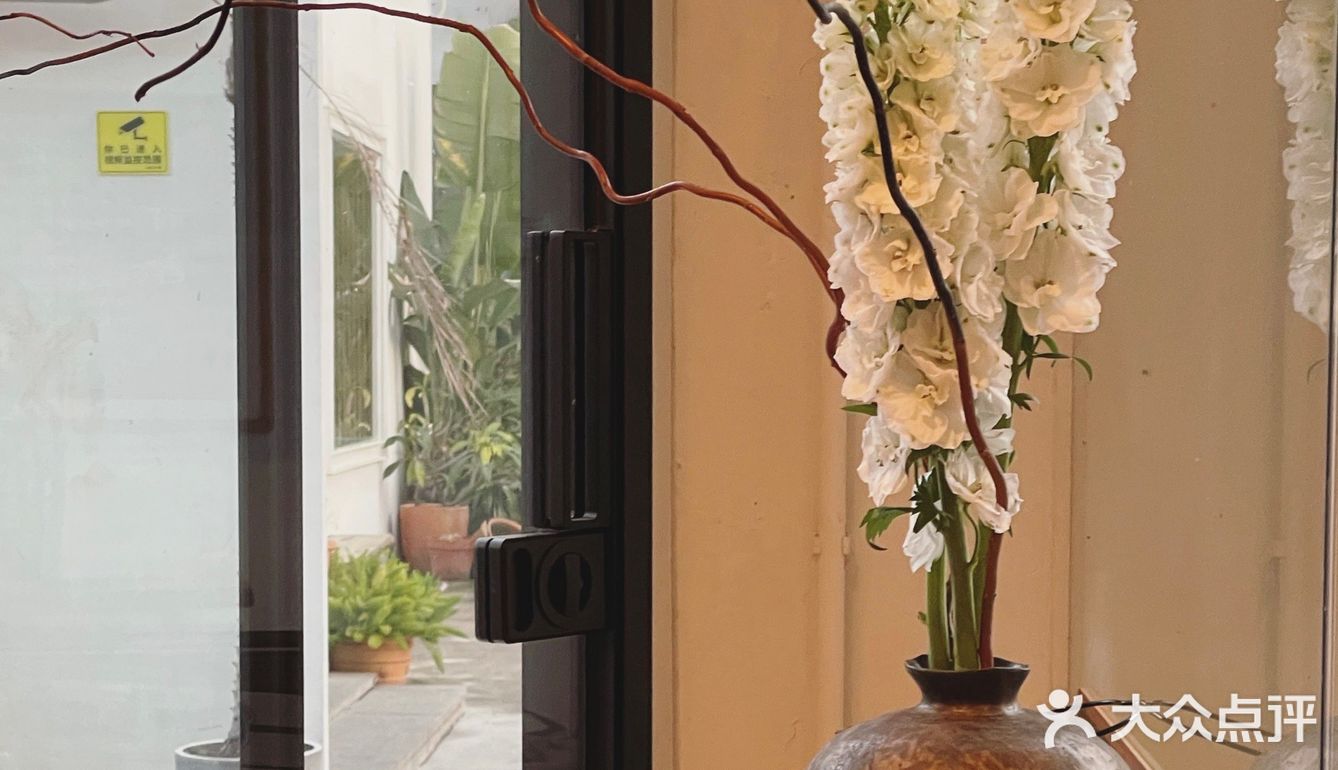 啡飲半醺，似苦若甘，以克苦淬煉著幸福的厚度。