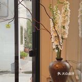 啡飲半醺，似苦若甘，以克苦淬煉著幸福的厚度。