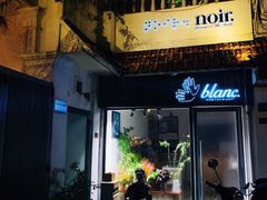 -Noir. Dining in the Dark