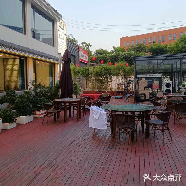 一百块就能吃到原价两百多的菜,四菜一果盘,两也足足的