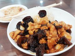 木耳溜鸡片盖饭-聚德华天护国寺小吃(甜水园店)
