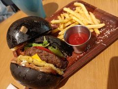 黑凤梨和牛肉汉堡-HELLO 27 意面·沙拉·帕尼尼