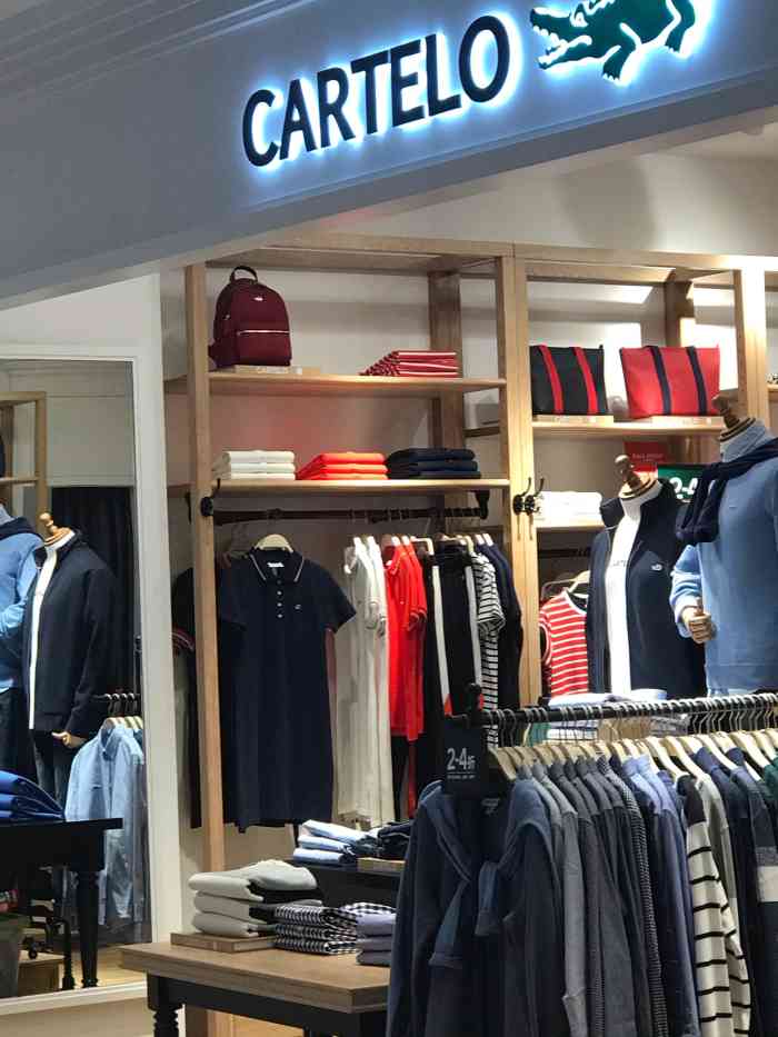 卡帝乐鳄鱼-"弘阳广场c馆2楼,门面不是太大,但是挂样.