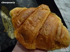 吞拿鱼牛角包（被我压扁了。。。）-老佛爷饼店
