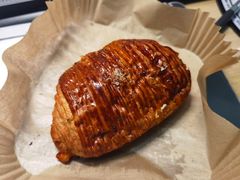 黑松露奶酪可颂-沁屋面包店(人民东路店)