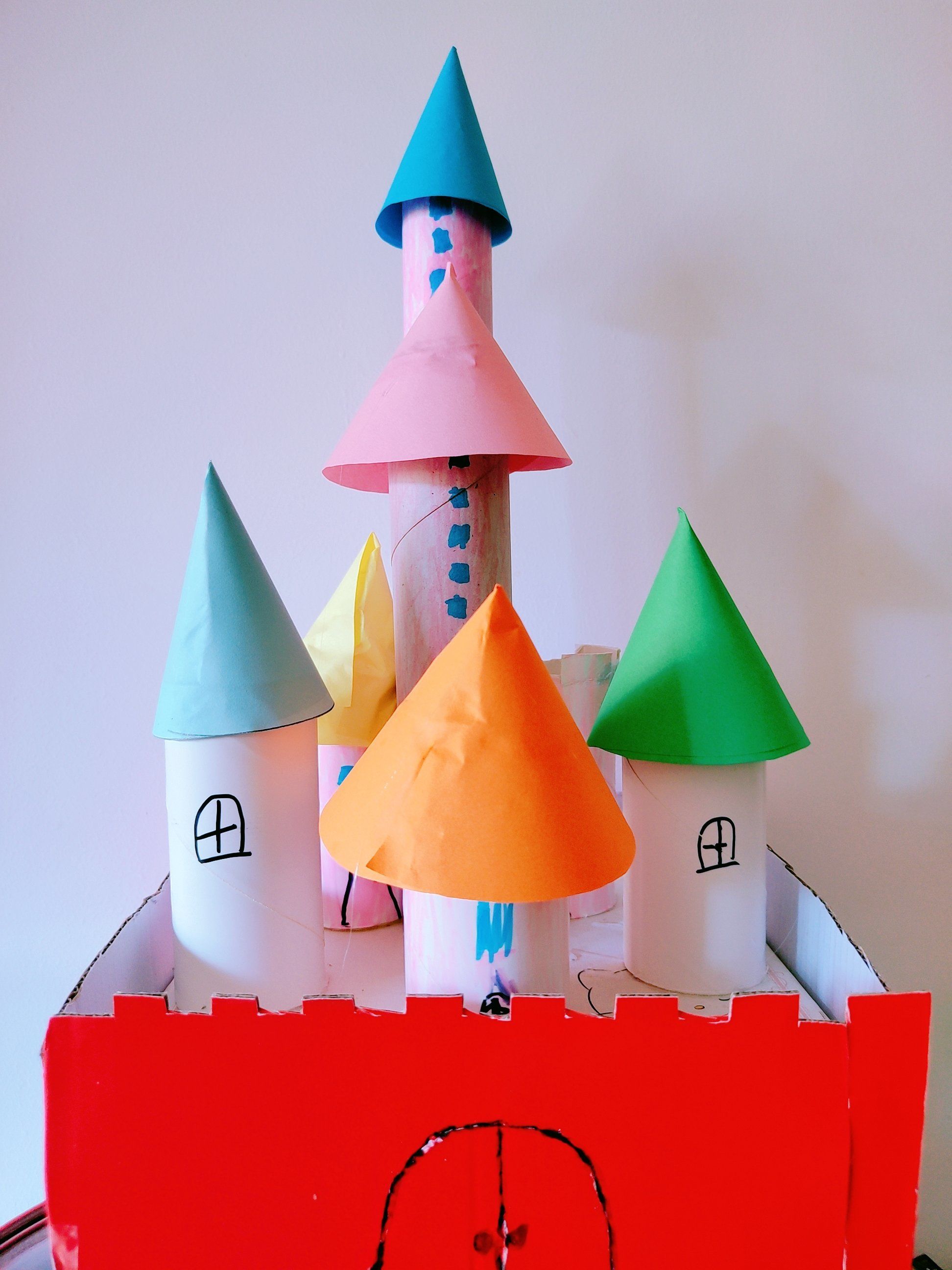 n🌻攒了好久的纸筒,终于派上用场了,一起和孩子动手做了小城堡