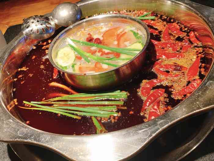 上下半城老火锅-"位置就在上海城商业街上,南门旁边,很好找.