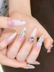 -花岐款式专研健康美甲沙龙