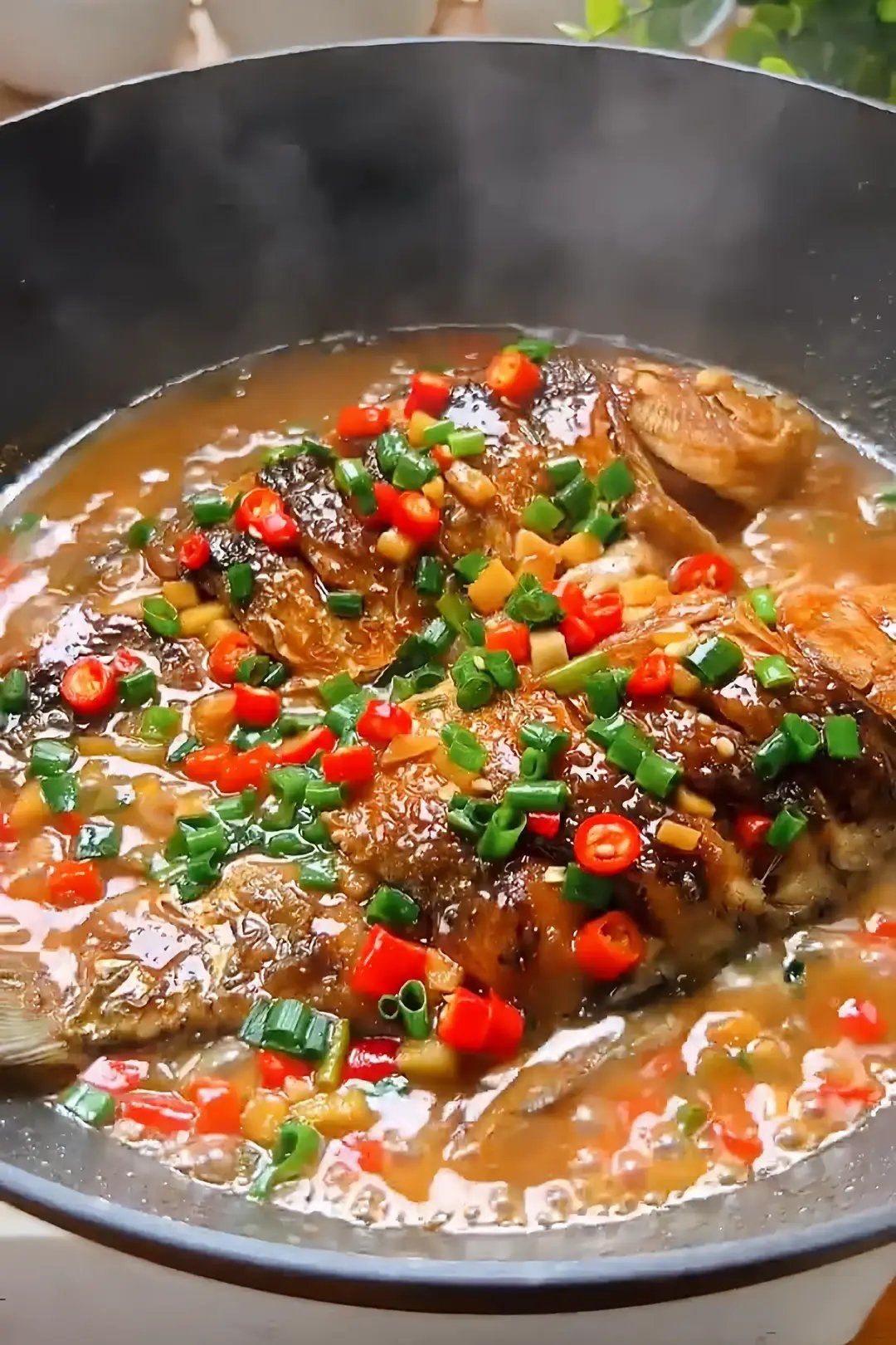 红烧鱼就是好吃,连汤汁都不舍得放过!