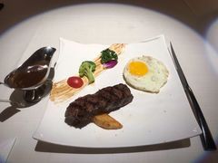 黑椒朗姆牛排配煎蛋-俄士厨房(时代天街店)