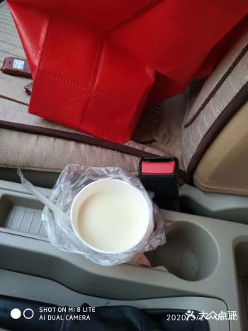 转回来站到高高的车窗跟前对那几位给她钱的农民工大声喊