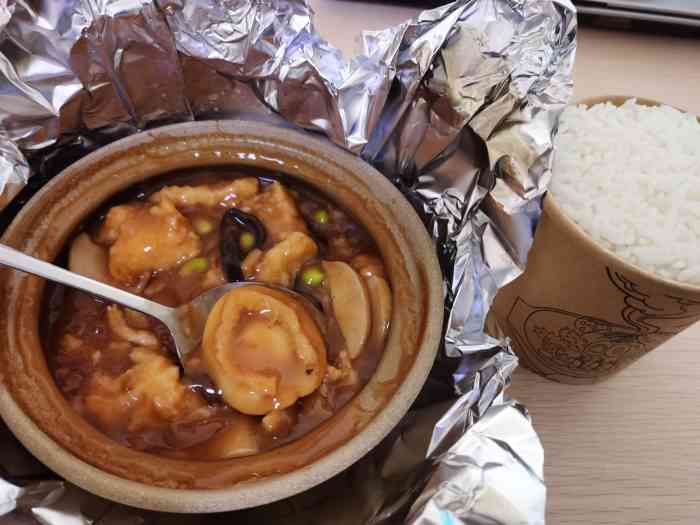 鲍鱼捞饭的味道还是不错的,汤汁特别浓稠,米饭也足够吃了.