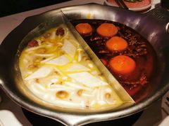 牛油辣骨汤鸳鸯锅-九鼎轩火锅大排挡