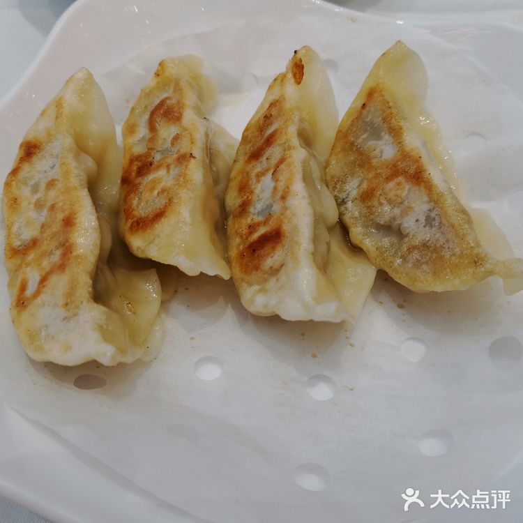 周日去的时候还要拿号等位，比较旺场