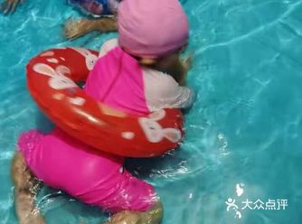 这几天小孩子买了一套泳衣 她非常的开心 天天都跟着他