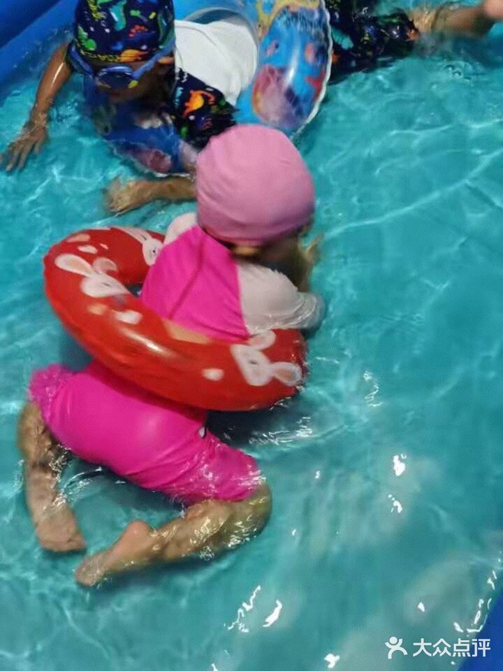 学会游泳的孩子真棒。