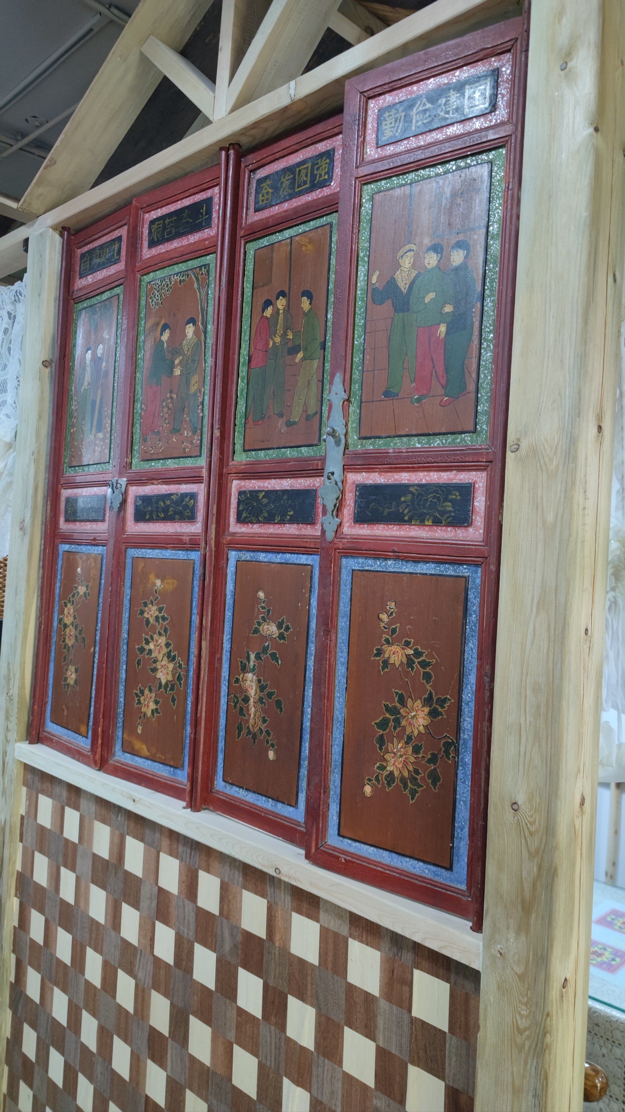 装修很有特色,用了很多老物件,有超百年的