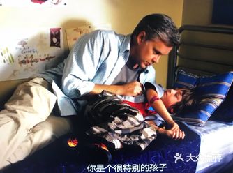 出于好奇 两个小男孩开始玩这个飞行器