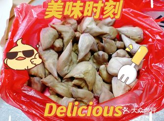 第一张:应季美食菱角；第二张:弄堂里卖的夏黑葡萄
