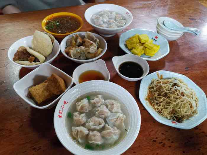 李记沙县小吃(李纲中路店)-"索桥对面这条街基本上都是游客店,我对