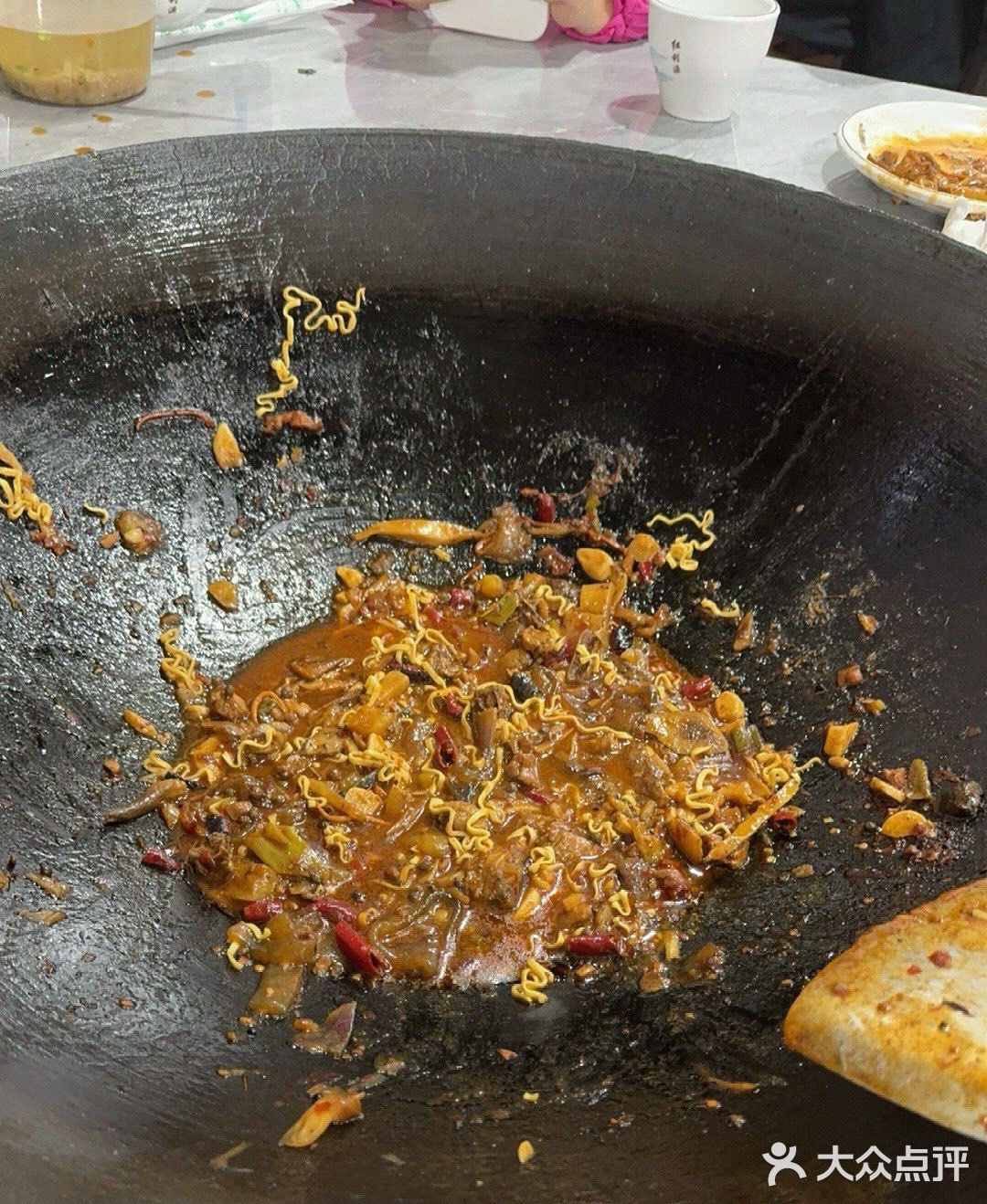 坐在院子里吹着风吃柴火鸡,太有感觉了!