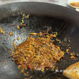 坐在院子里吹着风吃柴火鸡,太有感觉了!