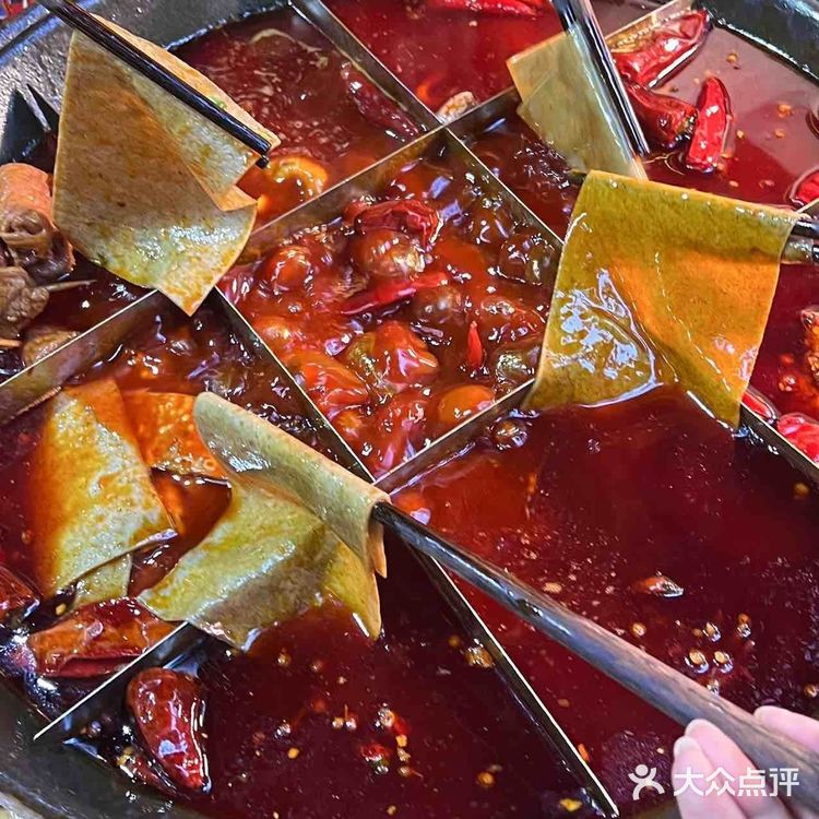 这家火锅唯一的缺点就是。。饭点得排队!!