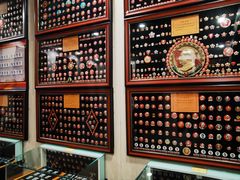 -毛泽东像章珍藏馆