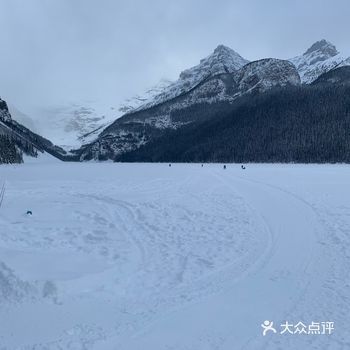 冬天就变成了冰面，冬天的班夫也好美，被冰雪覆盖