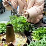 不愧是散养的跑山鸡味道就是好吃，鸡肉还是被烟熏过的