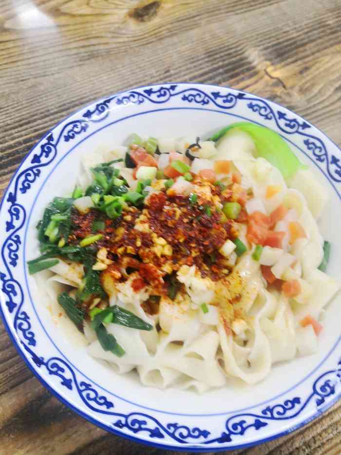 扯面匀,薄,加了些素臊子味道刚好,关键是油少面不少(最怕汪了半碗油的