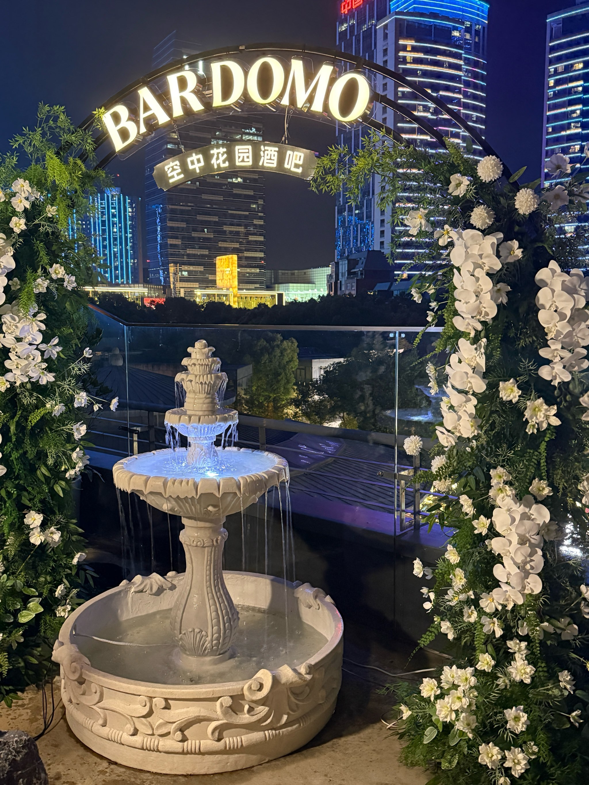 武汉天地惊现chao美空中花园酒吧