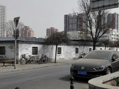 沿着这条马路一直走-老四烧饼铺(丽源路店)
