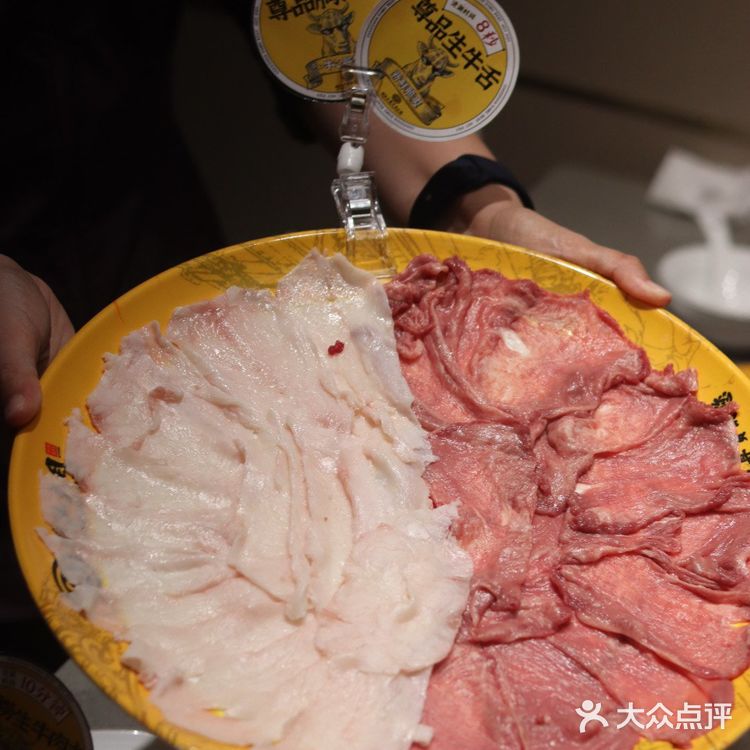 新店开业Ⅰ深圳必吃牛肉火锅，他们家的尊品雪花牛肉蛋糕太惊艳了