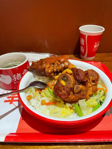 这家闽南猪脚饭位于sm城市广场负一楼今天刚好在附近学校考试中午没地