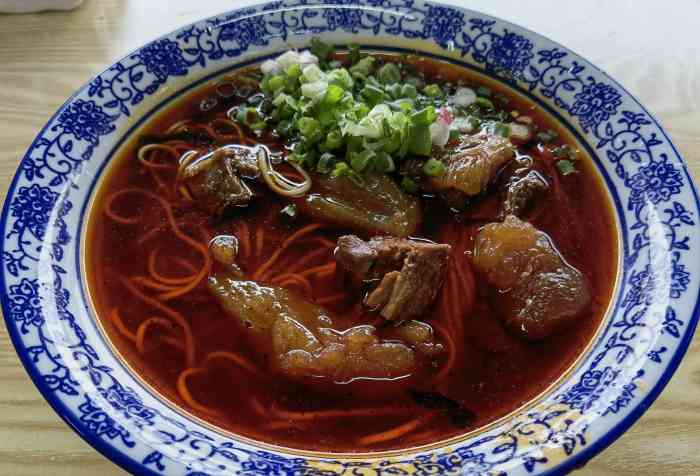 老味道招牌原汤牛肉面(大坪英利国际店)-"[薄荷]环境:殿堂不大!