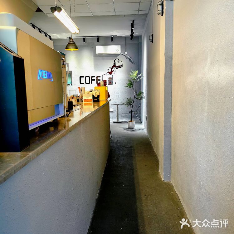 小店新开在上亿广场对面的街边，确实有点偏